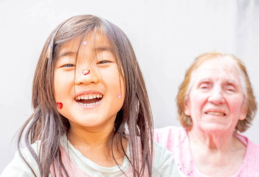 Support our intergenerational projects and bring old and young together!